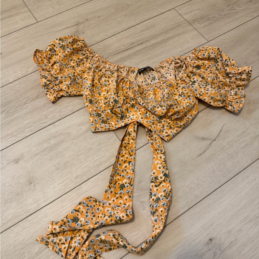 SHEIN Floral Puff Sleeve Crop Top in Orange